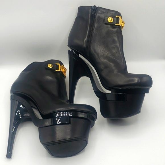 VERSACE BLACK LEATHER WITH GOLD JEWELRY SIZE 39 NEW CONDITION 100% AUTHENTIC - Picture 3 of 16